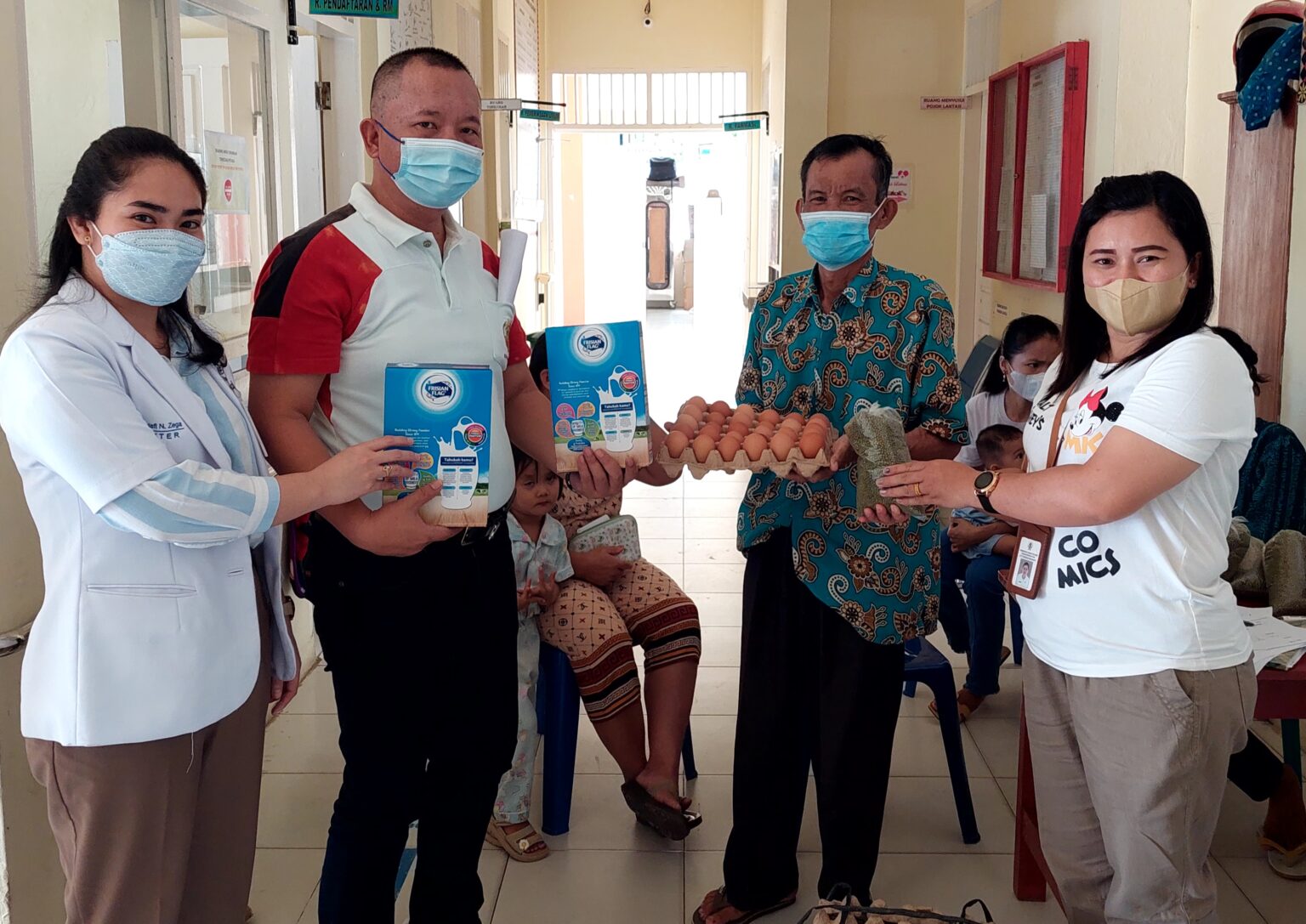 PASIEN TB PARU TERIMA BANTUAN BAHAN MAKANAN TAMBAHAN DARI PUSKESMAS IDANOGAWO