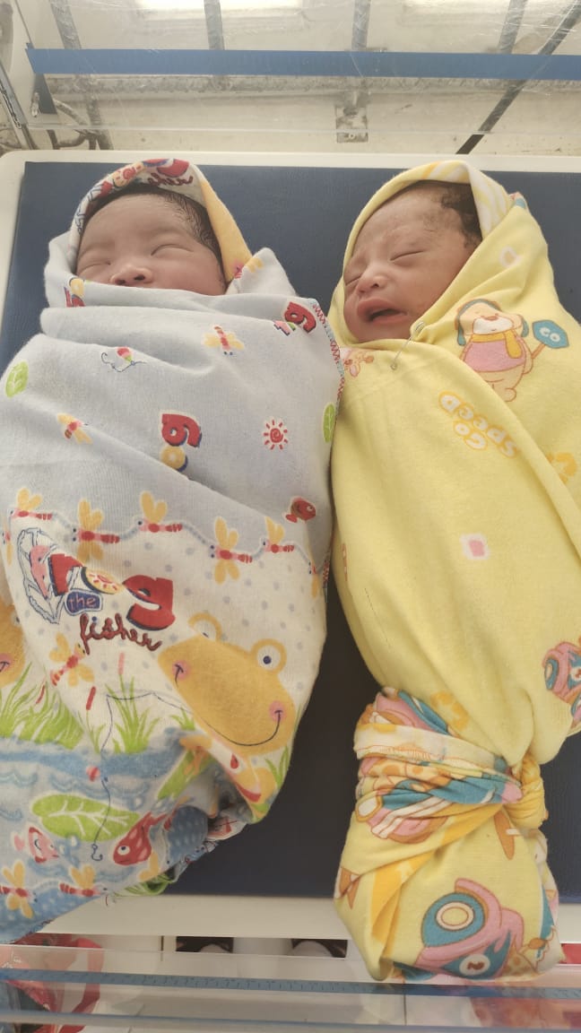 BIDAN PUSKESMAS IDANOGAWO TOLONG DUA ORANG IBU BERSALIN